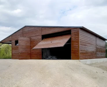 Garáž pre jedno auto 11x7 m s prístreškom 3 m Sedlová strecha Drevo-dekor