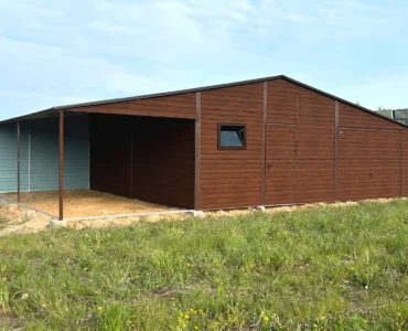 Garáž pre dve auta 8x7 m s prístreškom 3 m Sedlová strecha Drevo-dekor