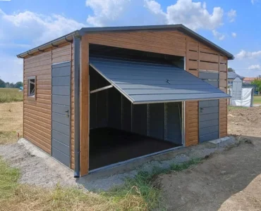 Garáž pre jedno auto 3x4 m s prístreškom 2 m Sedlová strecha Drevo-dekor