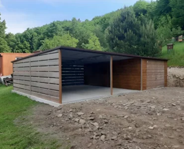 Garáž pre jedno auto 4x6 m s prístreškom 6 m Pultová strecha Drevo-dekor