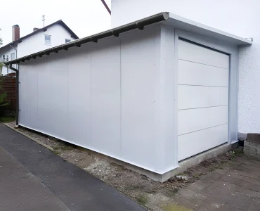 Garáž zo sendvičových panelov 4x7 m, biela, sekcionálna brána