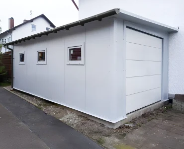 Garáž zo sendvičových panelov 4x7 m, biela, sekcionálna brána, 3x okno
