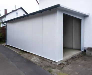 Garáž zo sendvičových panelov 4x7 m, biela, sekcionálna brána grafit