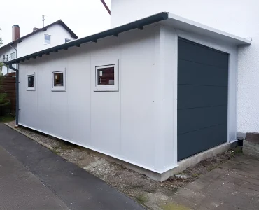 Garáž zo sendvičových panelov 4x7 m, biela, sekcionálna brána grafit, 3x okno