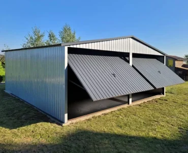 Plechová garáž 6,5x5 m, pre dve autá, sedlová strecha, výklopná brána, hliník