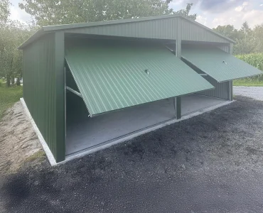 Plechová garáž 6x5 m, pre dve autá, sedlová strecha, výklopná brána, zelená