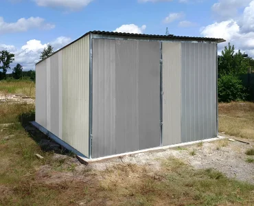 Plechová garáž 3x5 m, pultová strecha, dvojkrídlová brána, viacfarebná, II. akosť – Model 2