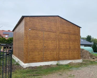 Plechová hala 6,5x6 m, sedlová strecha, dvojkrídlová brána, drevodekor