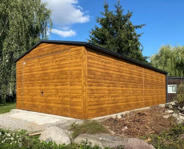 Plechová garáž 4x8 m, sedlová strecha, výklopná brána, drevodekor