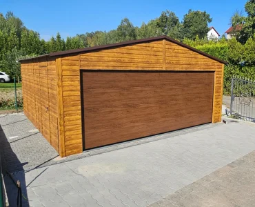 Plechová garáž 6x5,8 m, sedlová strecha, sekcionálna brána, drevodekor