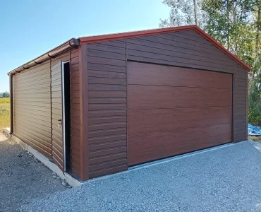Plechová garáž 5,8x6 m, sedlová strecha, sekcionálna brána, drevodekor