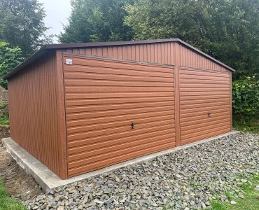 Plechová garáž 6x5 m, pre dve autá, sedlová strecha, výklopná brána, drevodekor – Model 5