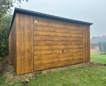 Plechová garáž 4x6 m, pultová strecha, výklopná brána, drevodekor