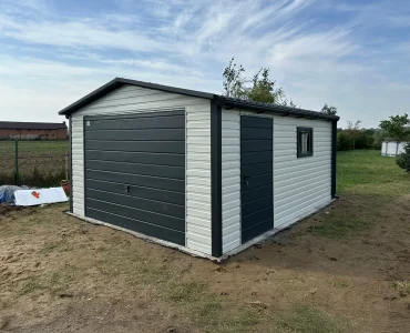Plechová garáž 4x5 m, sedlová strecha, výklopná brána, biela