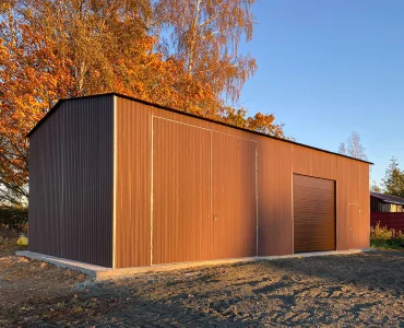 Plechová hala 13x6 m, sedlová strecha, sekcionálna brána, tmavo hnedá
