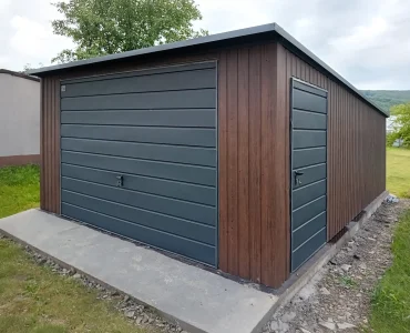 Plechová garáž 4x6 m, pultová strecha, výklopná brána, drevodekor – Model 2