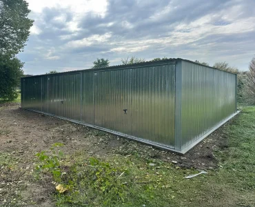 Plechová garáž 12x5 m, pre tri autá, pultová strecha, výklopná brána, zinok