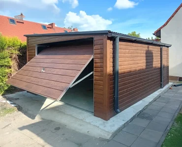Plechová garáž 4x5 m, pultová strecha, výklopná brána, drevodekor – Model 2