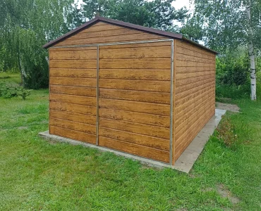 Plechová garáž 3x5 m, sedlová strecha, dvojkrídlová brána, drevodekor – Model 2