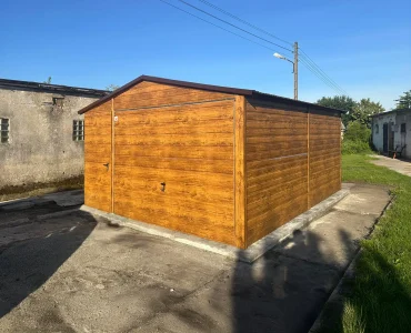 Plechová garáž 4x6 m, sedlová strecha, výklopná brána, drevodekor – Model 4