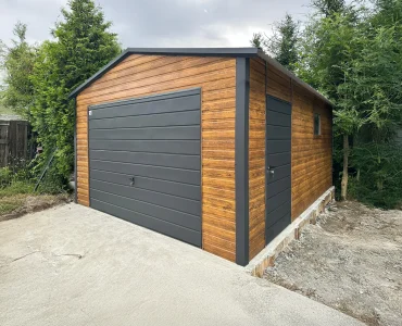 Plechová garáž 4x6 m, sedlová strecha, výklopná brána, drevodekor – Model 5