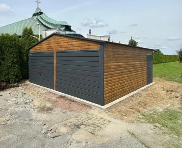 Plechová garáž 6x6 m, pre dve autá, sedlová strecha, výklopná brána, drevodekor – Model 2