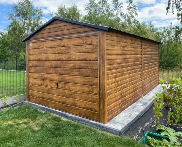 Plechová garáž 3x5 m, sedlová strecha, výklopná brána, drevodekor – Model 2