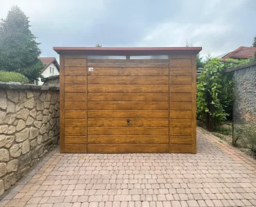 Plechová garáž 3x3 m, pultová strecha, výklopná brána, drevodekor
