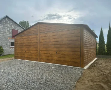 Plechová garáž 6x6 m, pre dve autá, sedlová strecha, výklopná brána, drevodekor – Model 3