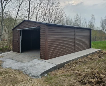 Plechová garáž 5x6 m, sedlová strecha, výklopná brána, drevodekor