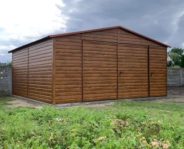 Plechová garáž 5x6 m, pre dve autá, sedlová strecha, dvojkrídlová brána, drevodekor