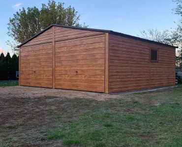 Plechová garáž 6x5 m, pre dve autá, sedlová strecha, výklopná brána, drevodekor – Model 6