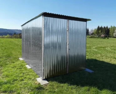 Plechová garáž 2,5x3 m, pultová strecha, dvojkrídlová brána, zinok