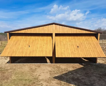 Plechová garáž 6,5x5 m, pre dve autá, sedlová strecha, výklopná brána, drevodekor