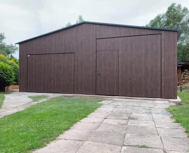 Plechová garáž 8x6 m, pre dve autá, sedlová strecha, výklopná brána, drevodekor
