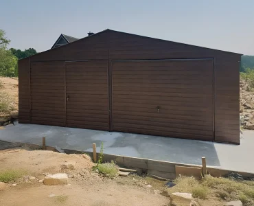 Plechová garáž 7x5 m, pre dve autá, sedlová strecha, výklopná brána, drevodekor