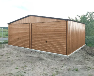 Plechová garáž 6x5 m, pre dve autá, sedlová strecha, výklopná brána, drevodekor – Model 8