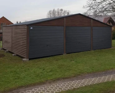 Plechová garáž 9x5 m, pre tri autá, sedlová strecha, výklopná brána, drevodekor – Model 2