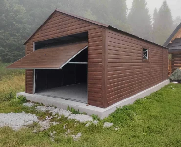 Plechová garáž 4x5 m, sedlová strecha, výklopná brána, drevodekor – Model 4