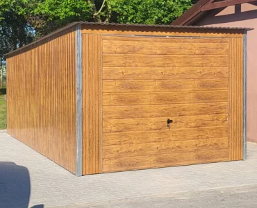 Plechová garáž 3,5x5 m, pultová strecha, výklopná brána, drevodekor – Model 2
