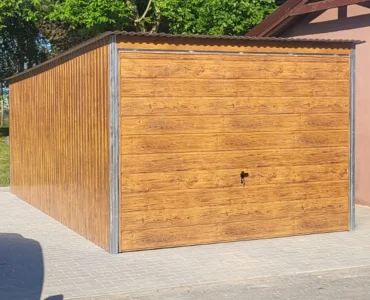 Plechová garáž 3x5,5 m, pultová strecha, výklopná brána, drevodekor