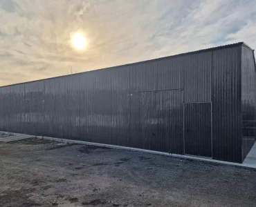 Plechová hala 20x8 m, sedlová strecha, výklopná brána, grafit