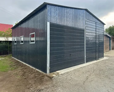 Plechová hala 6x8 m, sedlová strecha, výklopná brána, grafit