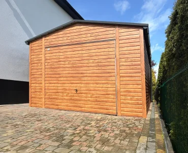 Plechová garáž 4,5x5 m, sedlová strecha, výklopná brána, drevodekor