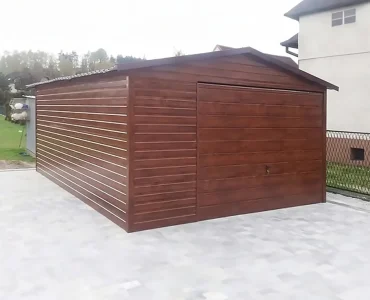 Plechová garáž 5x6 m, sedlová strecha, výklopná brána, drevodekor – Model 2
