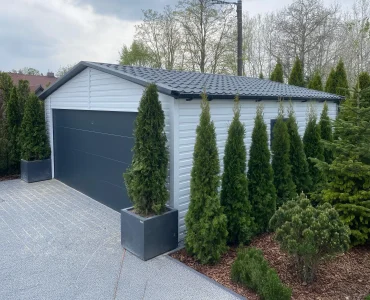 Plechová garáž 6x5 m, sedlová strecha, sekcionálna brána, biela – Model 2