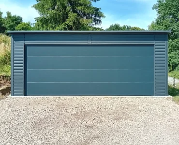 Plechová garáž 6x6 m, pultová strecha, sekcionálna brána, drevodekor grafit