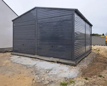Plechová garáž 6x5 m, pre dve autá, sedlová strecha, výklopná brána, grafit – Model 4