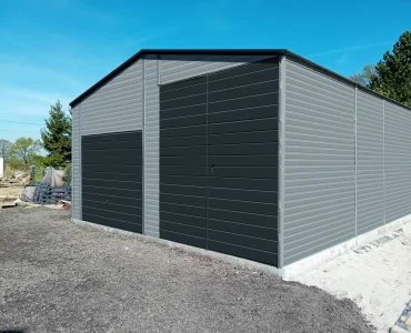 Plechová hala 6,5x8 m, sedlová strecha, výklopná brána, hliník