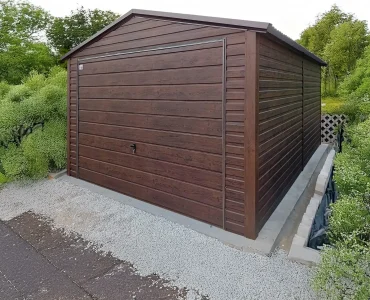 Plechová garáž 4x5 m, sedlová strecha, výklopná brána, drevodekor – Model 5